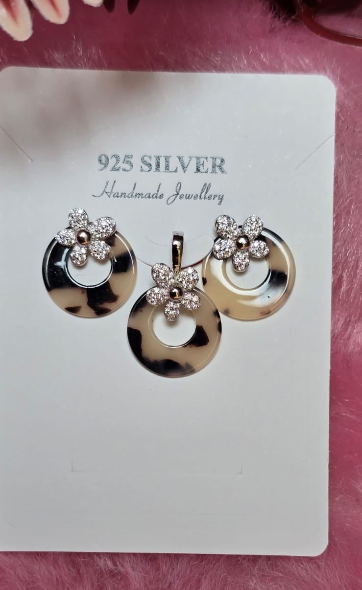 92.5 Silver Tortoise Shall Crystal Flower Pendent Set